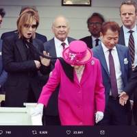 YOSHIKIのスカーフが英女王に…ファン「ハプニングまでスケールが大きい」