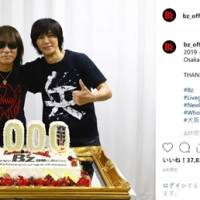 B’z稲葉浩志＆松本孝弘、“サムアップ”ポーズで「1000公演」報告　祝福の声