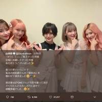 山本彩「久しぶり」宮脇咲良らIZ*ONEと記念ショット、ファン感慨「嬉しい」
