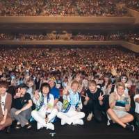 スカイピース、サプライズにテオくん嬉し泣き　人気YouTuber11人が集結