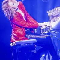 YOSHIKI、右手首靭帯の状態悪化　ディナーショーでのファンとの触れ合いで