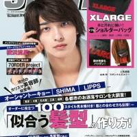 横浜流星「smart」表紙飾る、「白」と「藍色」のスタイリング着こなす