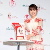 葵わかな、JA全農あきた会長が太鼓判「稲刈りの手際も良い」