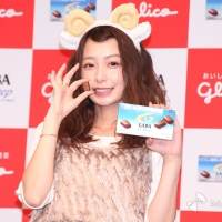 宇垣美里、ひつじ姿でチョコを一口「癒される～」