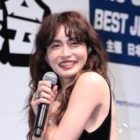 長谷川京子が大胆美背中、体形確認用ジーンズは25インチ
