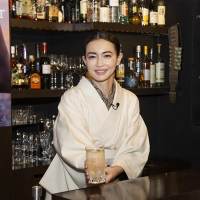 京子ママ、着物姿でお出迎え　「スナック京子」一夜限りのオープン