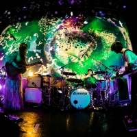 GLIM SPANKY、リキッドライトショーとのコラボで魅せた一期一会の幻想空間