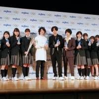 [ALEXANDROS]サプライズ訪問、五輪聖火リレーランナー発表「全力で楽しんで」