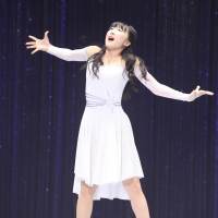 本田望結、クリスマスショーでアナとエルサに「力強さを表現したい」