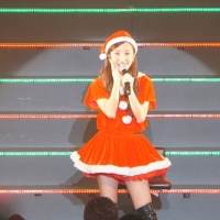 板野友美、サンタコスで新曲プレゼント　光の幻想空間で魅せたツアー最終