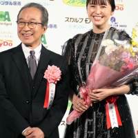 長澤まさみ「報知映画賞」主演女優賞、小日向文世が祝福「オーラが」