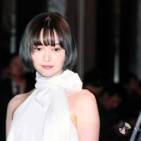 玉城ティナ、白光放つ美しさ