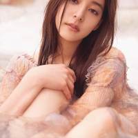 新木優子、すっぴん風メイクや水着姿も　写真集から先行カット解禁