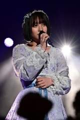 矢作萌夏、涙の“卒業ステージ”　岡田奈々と熱く抱擁　響き渡る萌夏コール