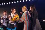 峯岸みなみ、劇場公演1000回達成　岡田奈々と村山彩希が花束サプライズ