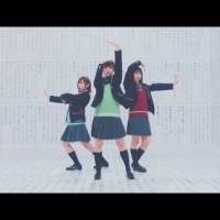 日向坂46 「ナゼー」MV公開　辞書をモチーフにしたセットで撮影