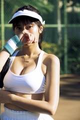 佐野ひなこ、２年ぶり写真集で弾けるボディ「いろんなひなこを楽しんで」