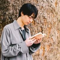 高杉真宙、改訂版『禁じられた楽園』カバーモデル