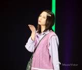 日向坂46小坂菜緒、スクールベストで投げキッス