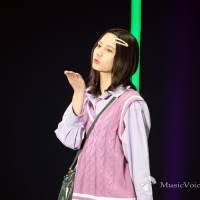 日向坂46小坂菜緒、スクールベストで投げキッス