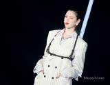 三吉彩花、クールに着こなし　挑発的なウィンクも