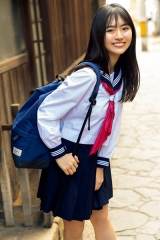 豊田ルナ「ヤンマガ」表紙グラビア、制服や水着姿披露