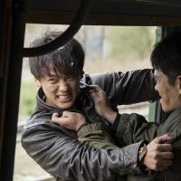 藤原竜也と竹内涼真『太陽は動かない』場面写真