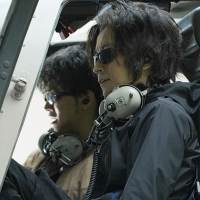 藤原竜也と竹内涼真『太陽は動かない』場面写真