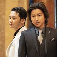 藤原竜也と竹内涼真『太陽は動かない』場面写真