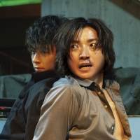藤原竜也と竹内涼真『太陽は動かない』場面写真