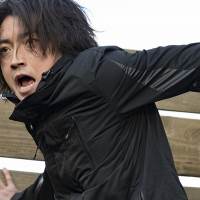 藤原竜也と竹内涼真『太陽は動かない』場面写真
