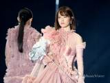 AKB48小田えりな、ミルキーピンク艶やかなファッションでランウェイ