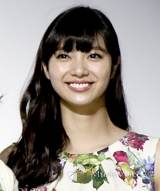 新川優愛の制服姿が反響「かわいい」戸田菜穂と２ショット