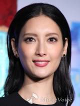 菜々緒、ぱっくり美背中　腰も大胆に　妖艶なドレス姿が反響