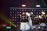 蜷川実花×AKB48、花をあしらった艶やかな衣装でランウェイ