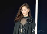 新木優子、クールにランウェイ　70年代欧州ファッションをオマージュ