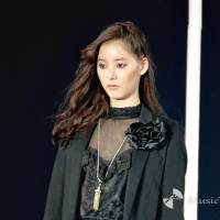 新木優子、クールにランウェイ　70年代欧州ファッションをオマージュ