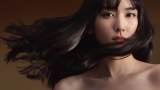 オトナ新垣結衣「見て」バストショットのみ、表情と髪の動きにフォーカス