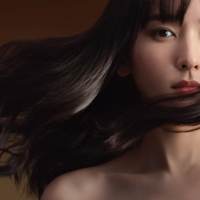 オトナ新垣結衣「見て」バストショットのみ、表情と髪の動きにフォーカス