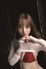 神部美咲、お気に入りカットは「手で胸を…」　マンガ誌初グラビア