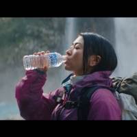 宇多田ヒカル、滝の水煙を浴びる