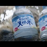 宇多田ヒカル、滝の水煙を浴びる