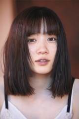 永野芽郁、自分で前髪カット「変化を楽しんでもらいたい」写真集新カット