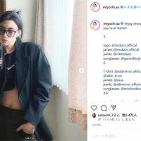 三吉彩花、おヘソがチラリのブラックコーデ、中条あやみ称賛「イケメン」