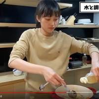 川口春奈「お腹に入れば一緒」豪快な料理姿が反響「飾らない感じがいい」