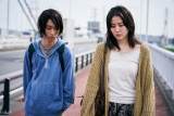 長澤まさみ、ベッドで川の字に眠る：『MOTHER マザー』場面写真解禁