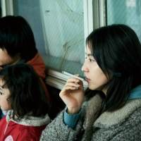 長澤まさみ、映画『MOTHER マザー』場面写真解禁