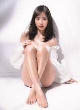 内田理央、１年ぶり『VoCE』カバーで美脚披露
