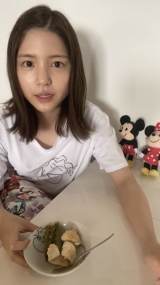 川島海荷、毎朝“うみ活”　すっぴん部屋着のラフな姿でライブ配信