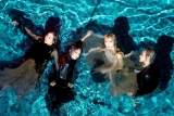 SCANDAL、TOMOMIがボーカルを務める新曲を宅録音源で配信決定